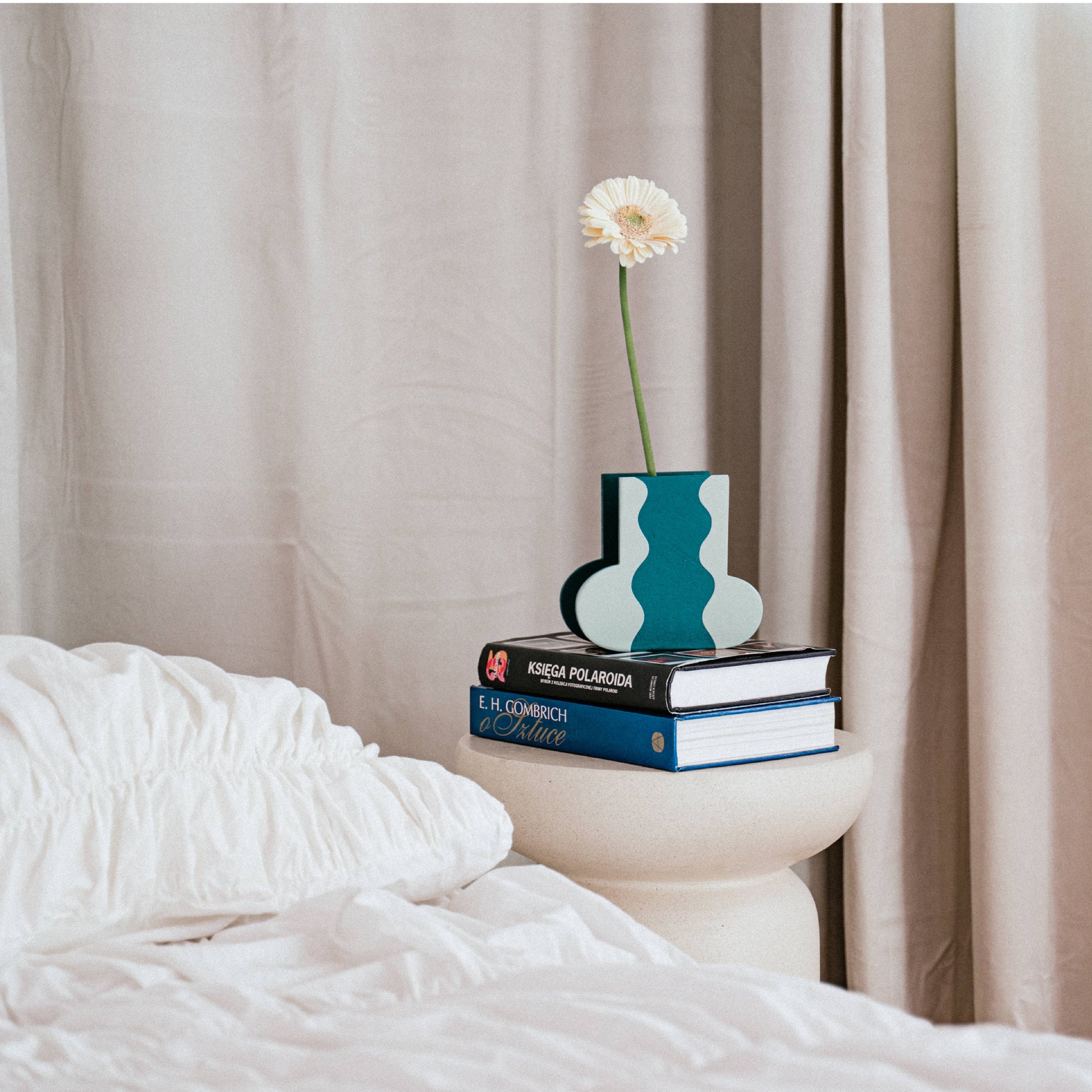 Grøn trævase med bølger