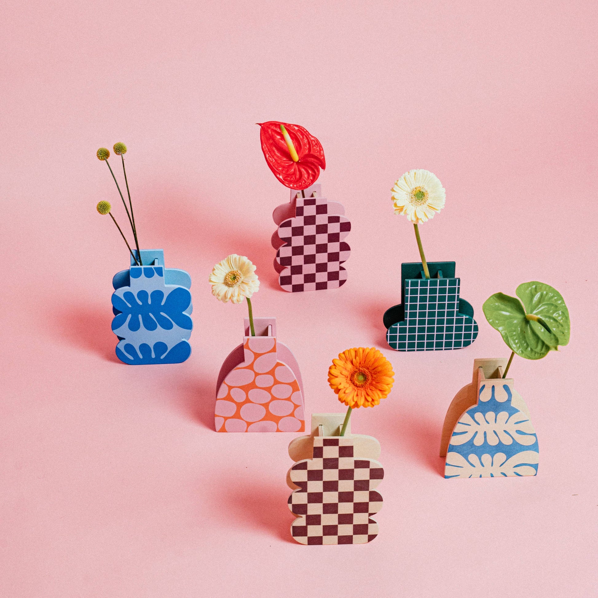 Grafiske birketræ vaser til reol i moderne stue