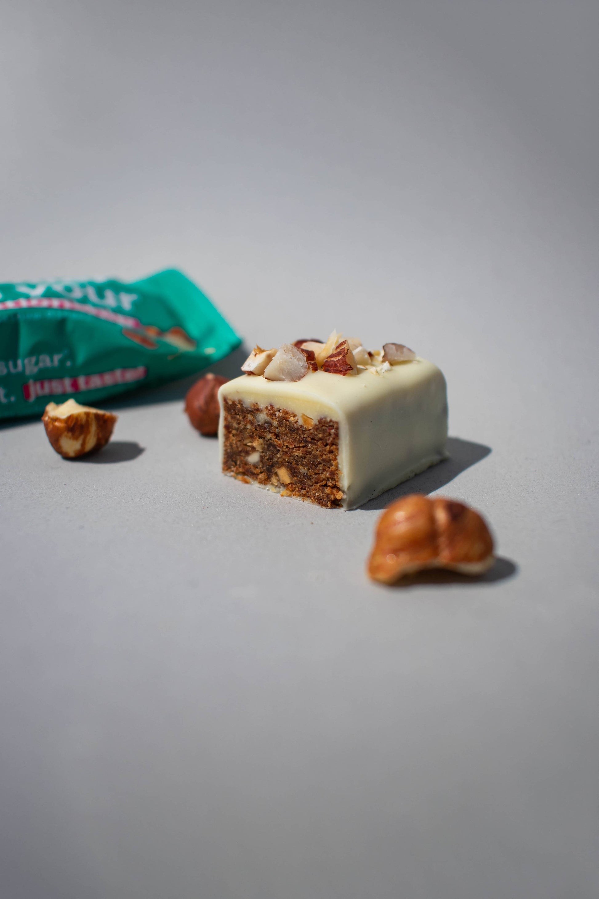 HEALTHIER THAN YOUR LAST RELATIONSHIP Økologisk Hvid Chokoladebar med Hassenødder vegansk glutenfri