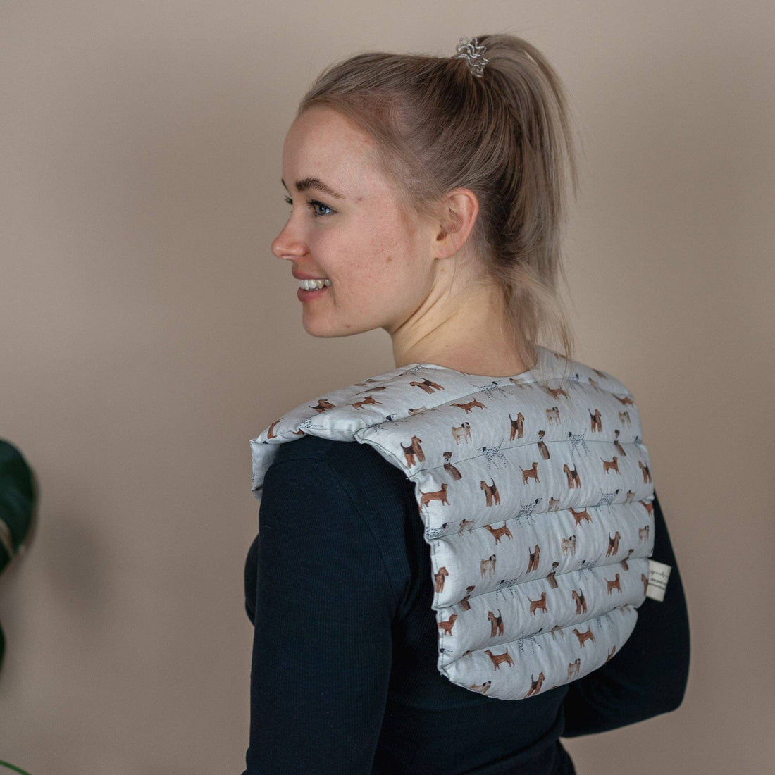 HUND varmepude til nakke og skuldre med hundeprint