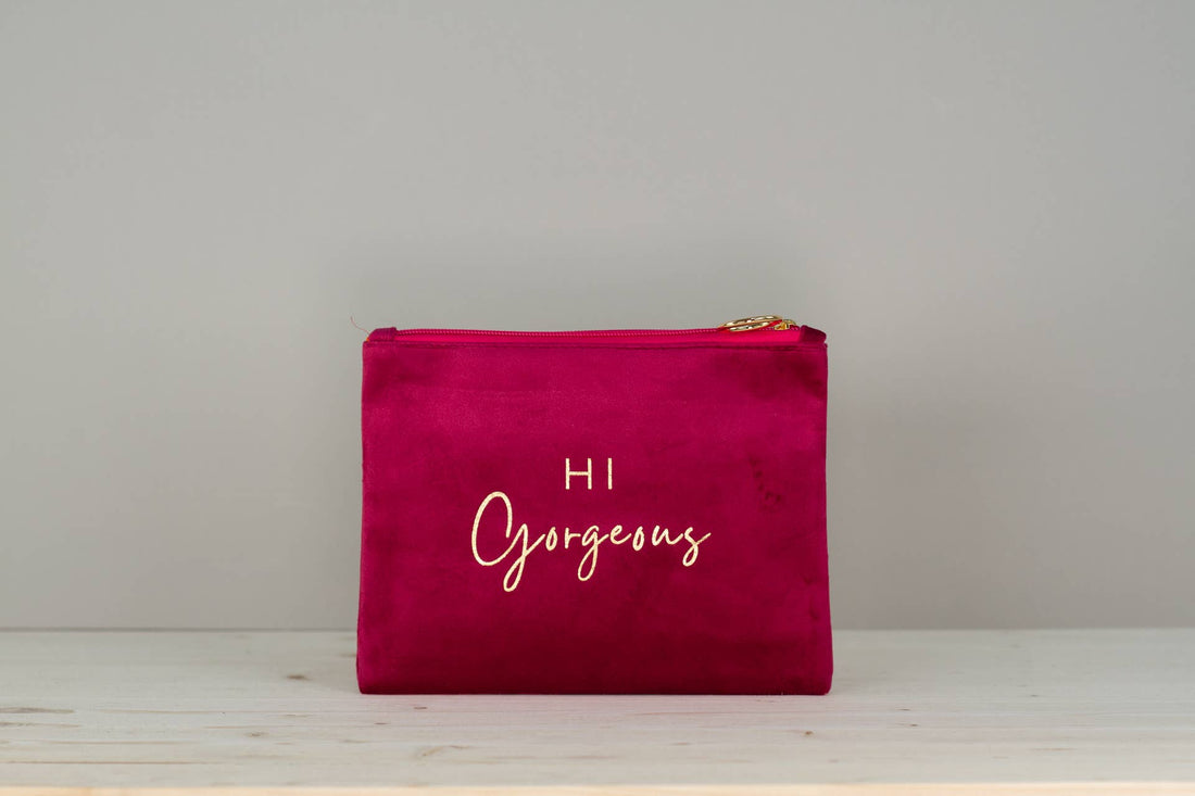 Hi Gorgeous rød makeuptaske i velour med guld skrift