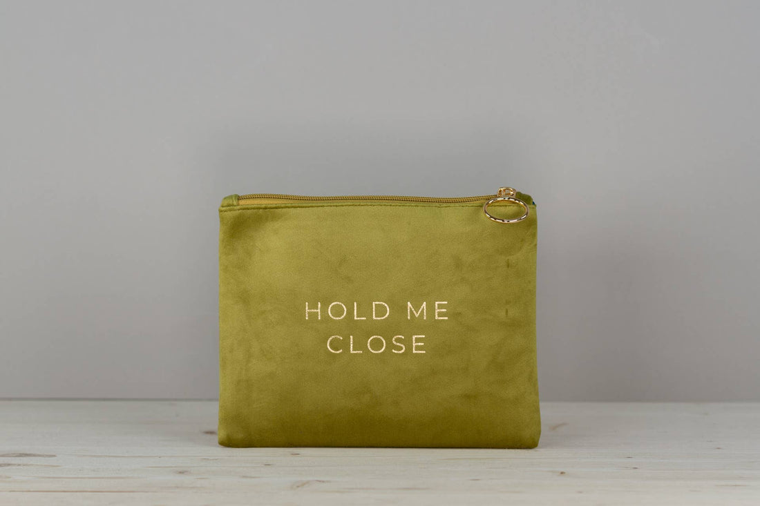 Hold Me Close olivengrøn makeuptaske i velour med guld skrift