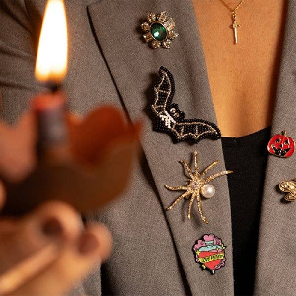 Hvid edderkop broche på blazer til fest