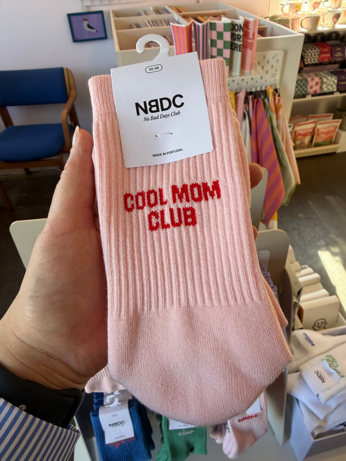 COOL MOM CLUB pink strømper med rød tekst