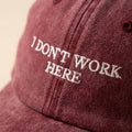 I DON'T WORK HERE Pink Broderet Kasket med hvid tråd