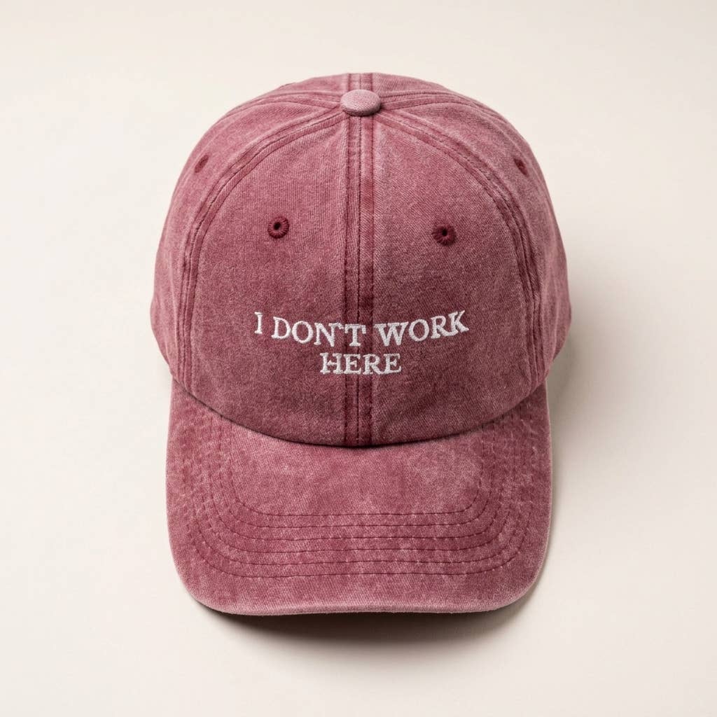 I DON'T WORK HERE Pink Broderet Kasket sjov
