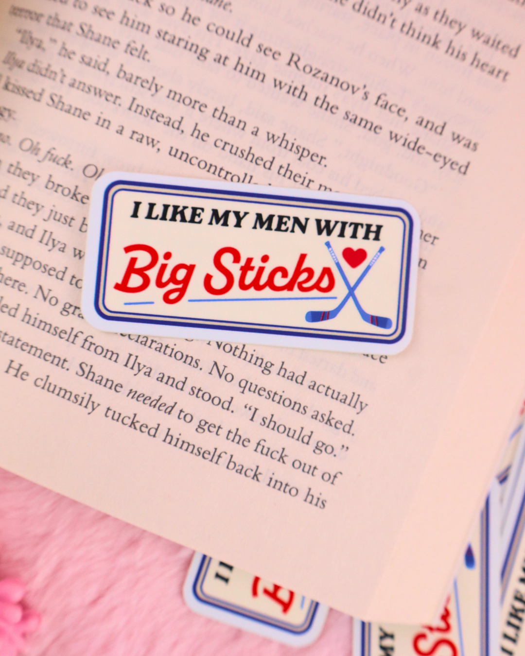 I LIKE MY MEN WITH BIG STICKS Heated Rivalry Vinyl Klistermærke Vandfast Sticker