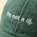 I'M NOT A DJ Grøn Broderet Kasket i økologisk bomuld