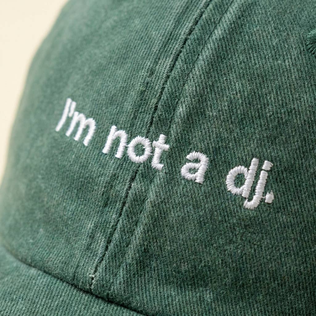 I'M NOT A DJ Grøn Broderet Kasket i økologisk bomuld