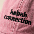KEBAB CONNECTION Pink Broderet Kasket i økologisk bomuld med sort tekst