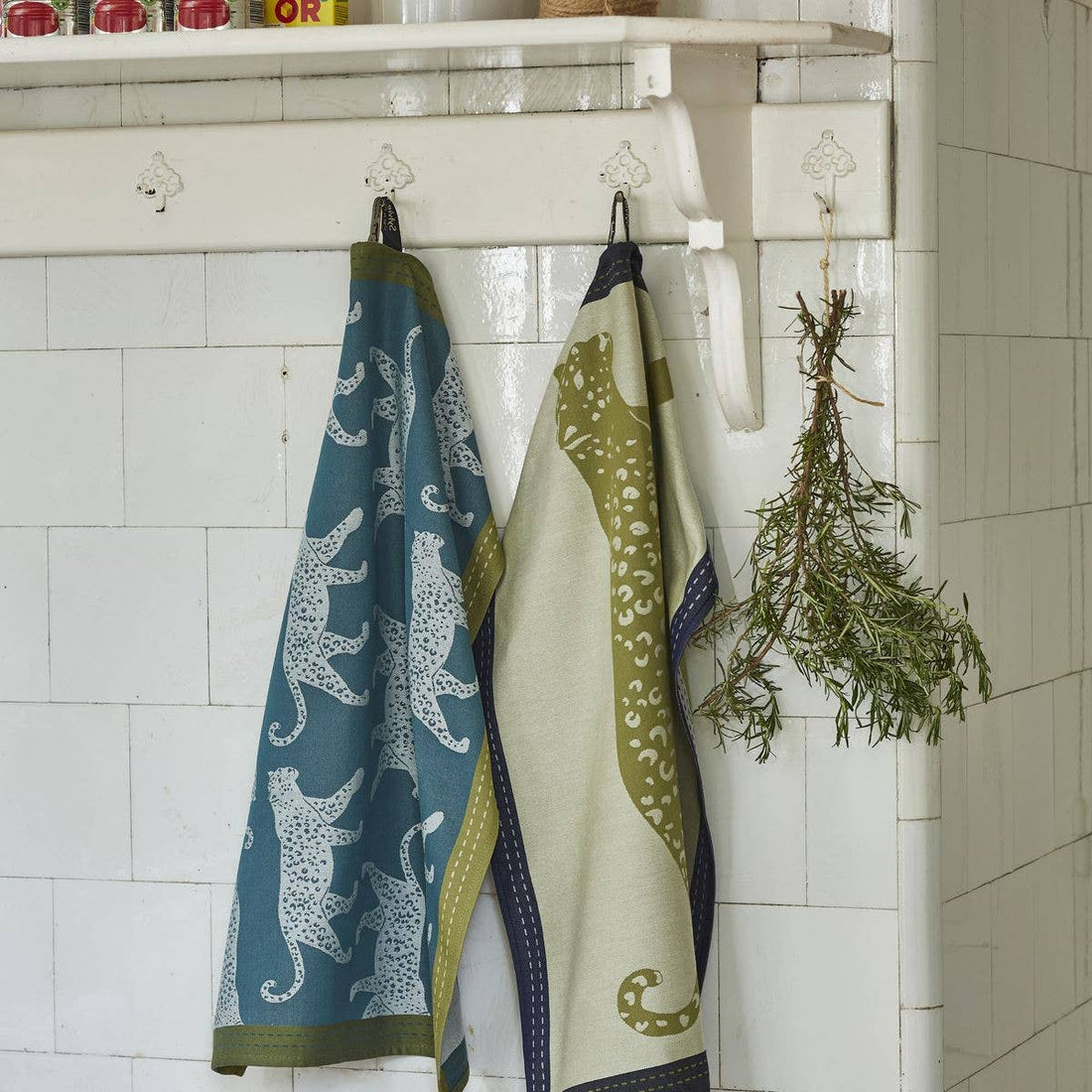 Lys leopard viskestykke hængende i landkøkken