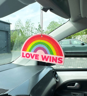 Love Wins duftfrisker hængende i bil