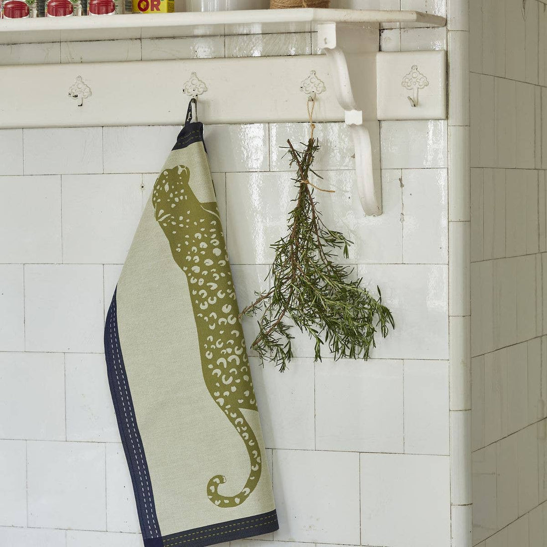 Lys leopard viskestykke hængende i landkøkken