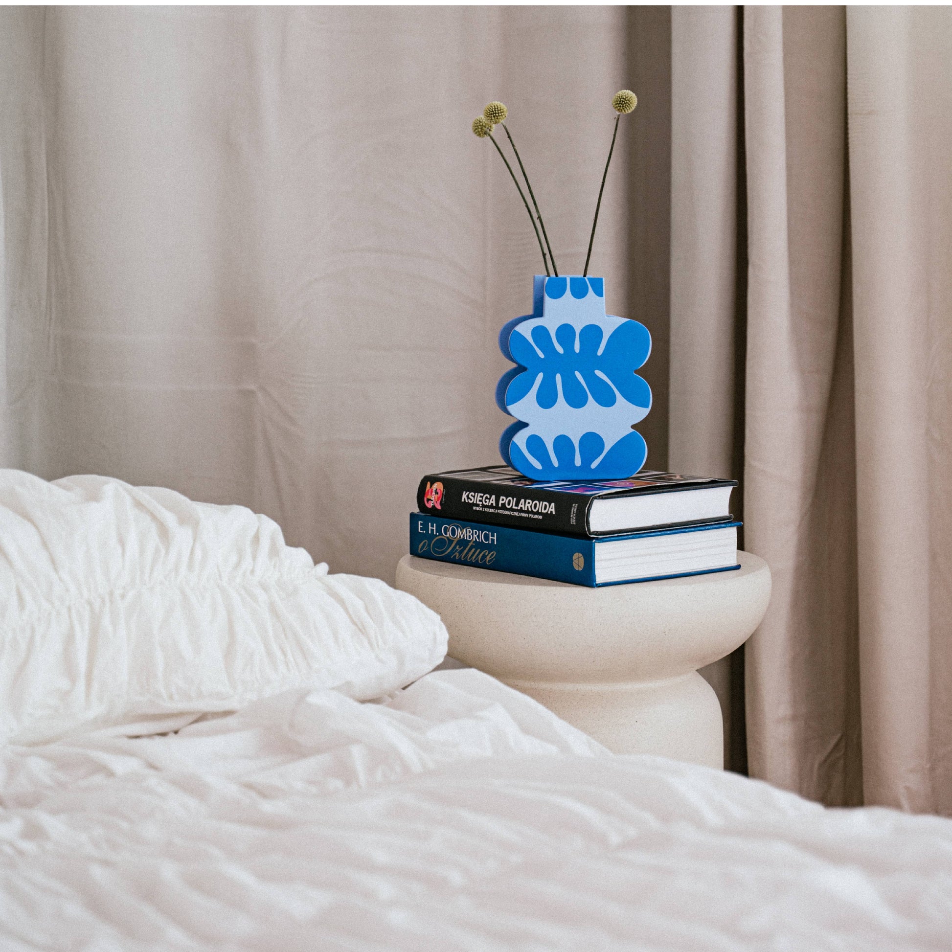 Lys og mørkeblå trævase