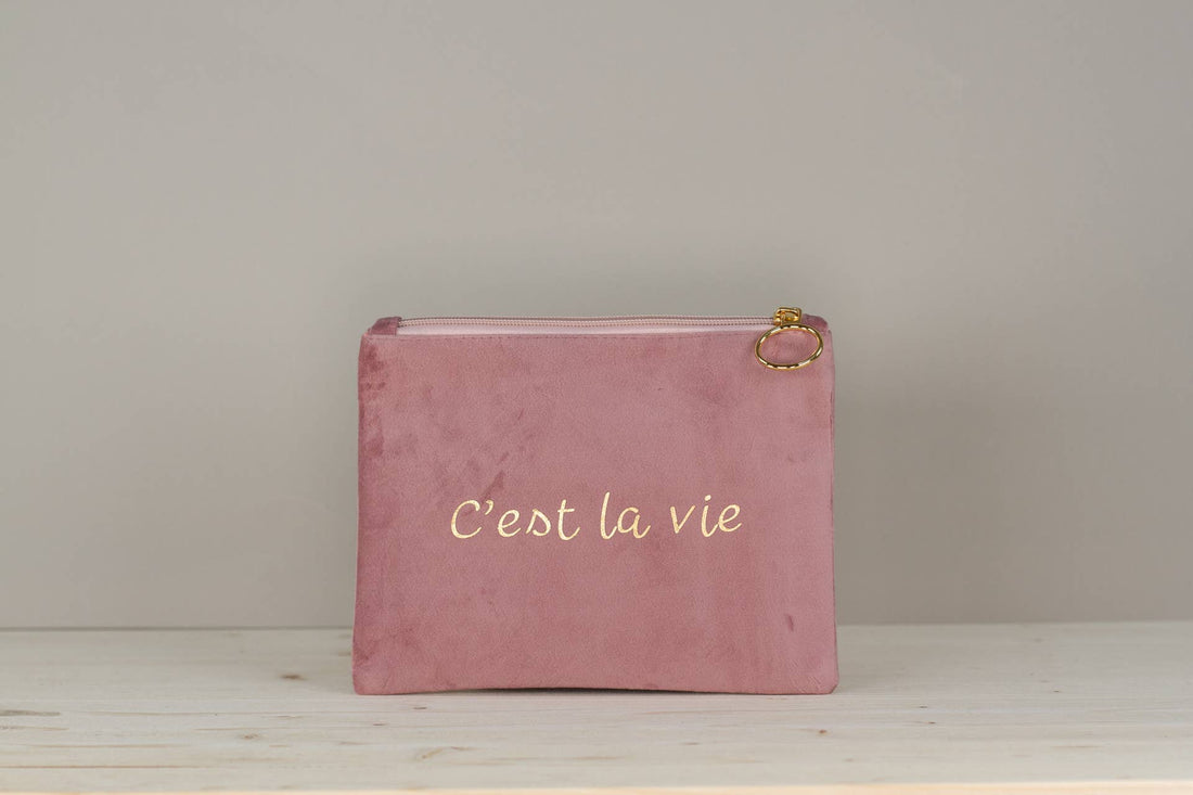 C’est La Vie lyserød makeuptaske i velour med guld skrift