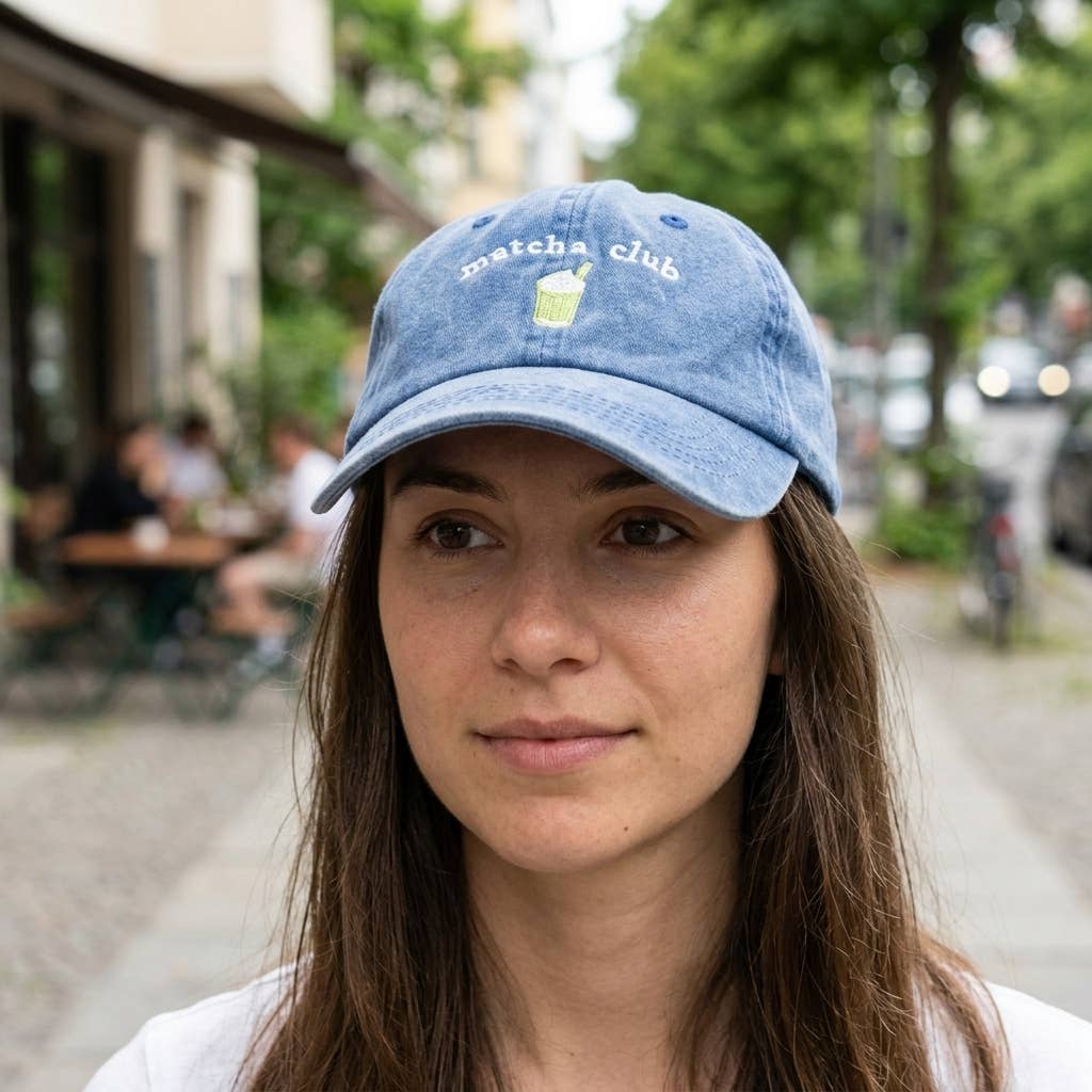 MATCHA CLUB Blå Broderet Kasket i Økologisk Bomuld