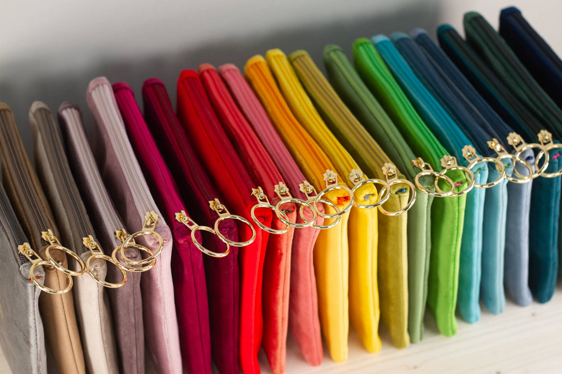 Choose Happy beige makeuptaske i velour med guld skrift