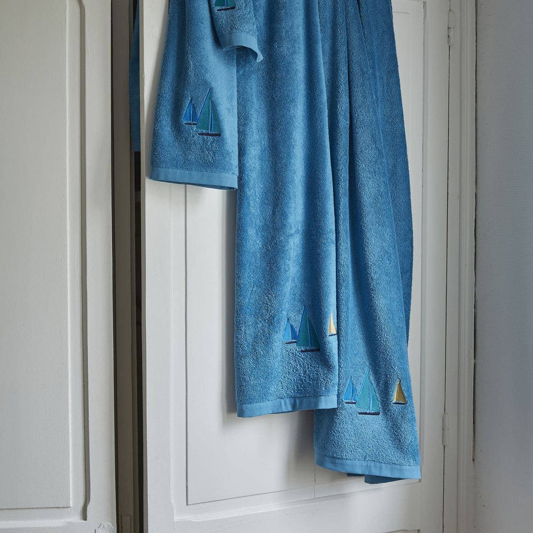 Sejlskib blåt håndklæde 50x100