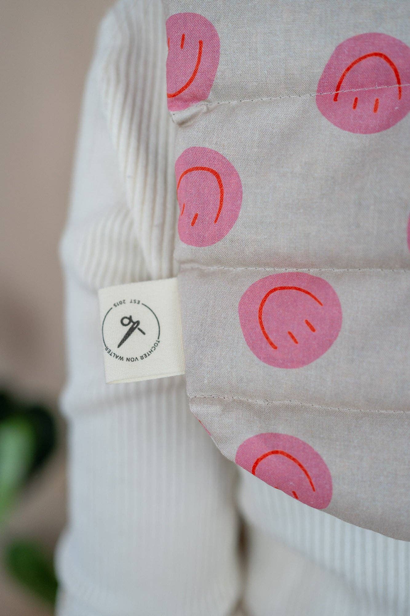 Nakke- og skuldervarmepude i bomuld med smiley-motiv