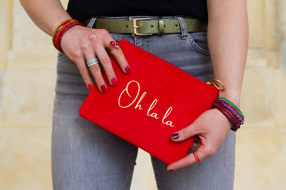 Oh la la rød makeuptaske i fløjl med guld skrift