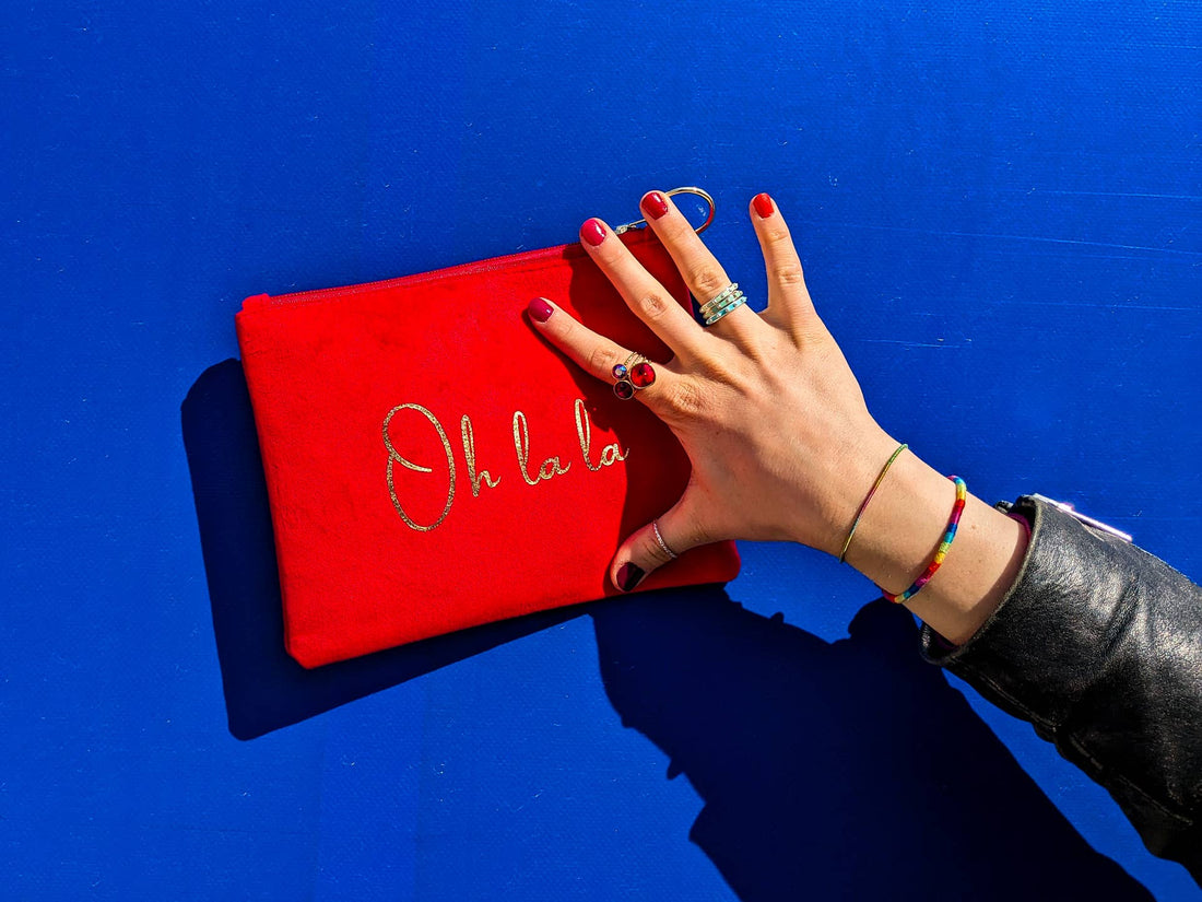 Oh la la rød makeuptaske i fløjl med guld skrift