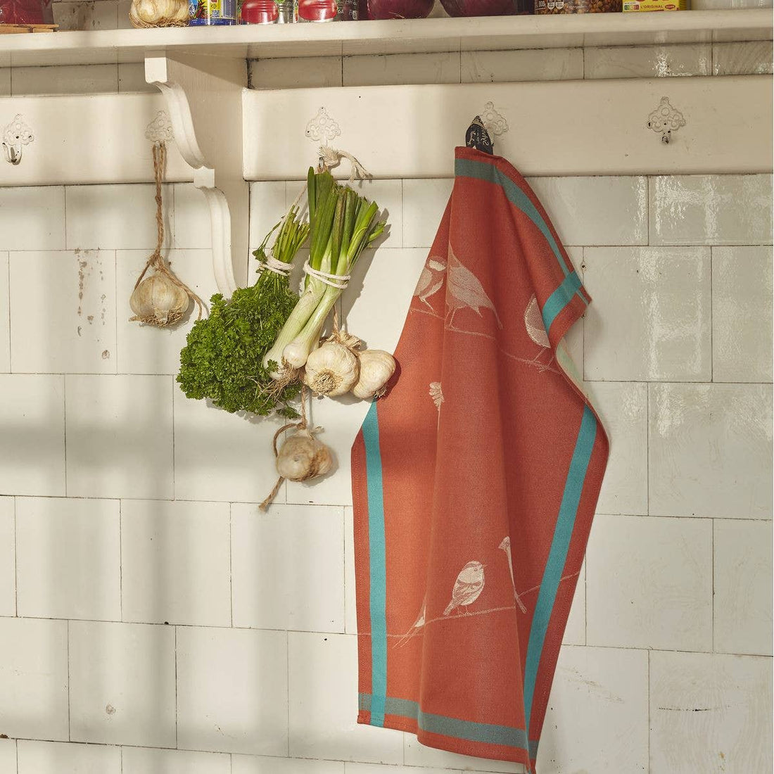 Orange viskestykke med fugle