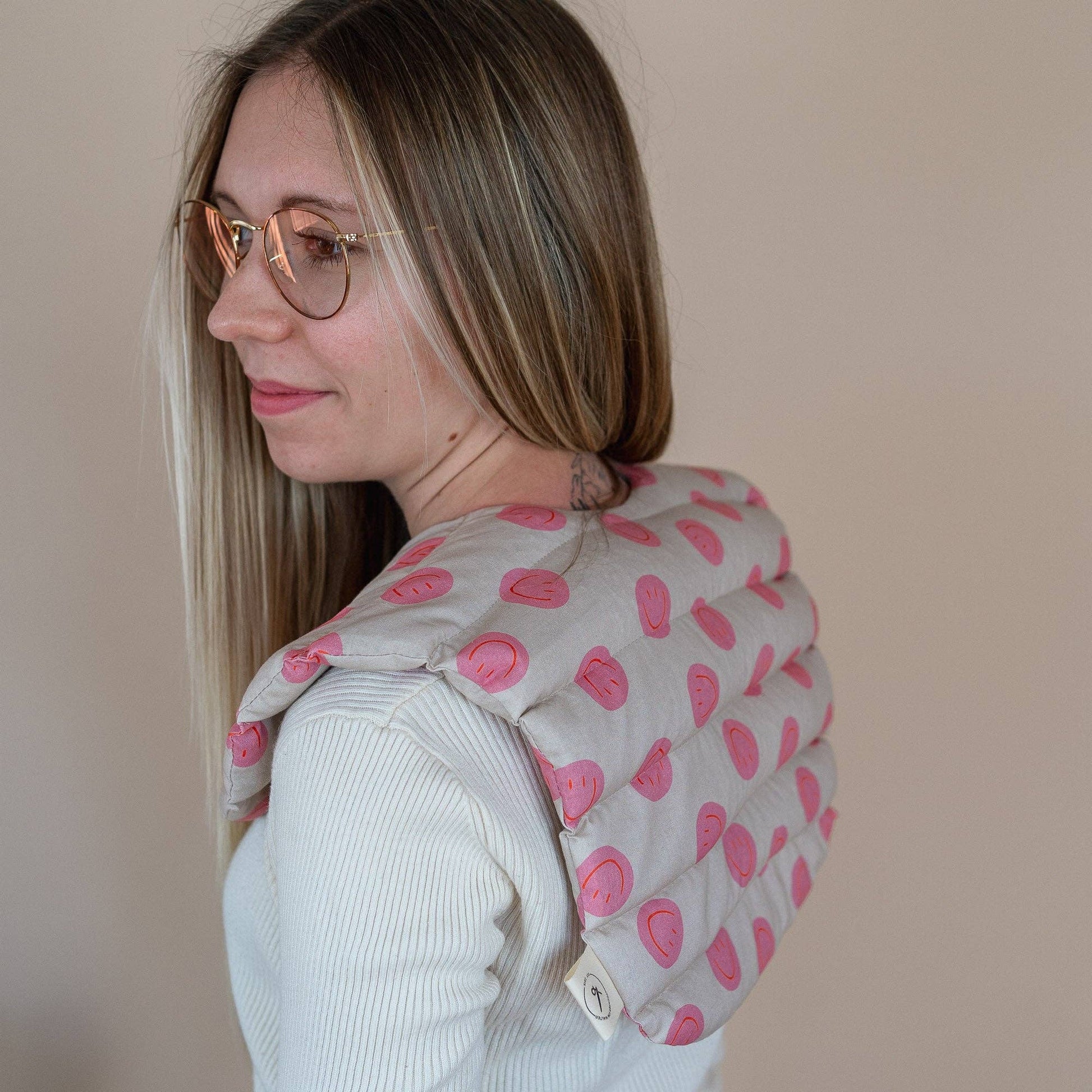 PINK SMILEY varmepude til nakke og skuldre med pink smiley-print