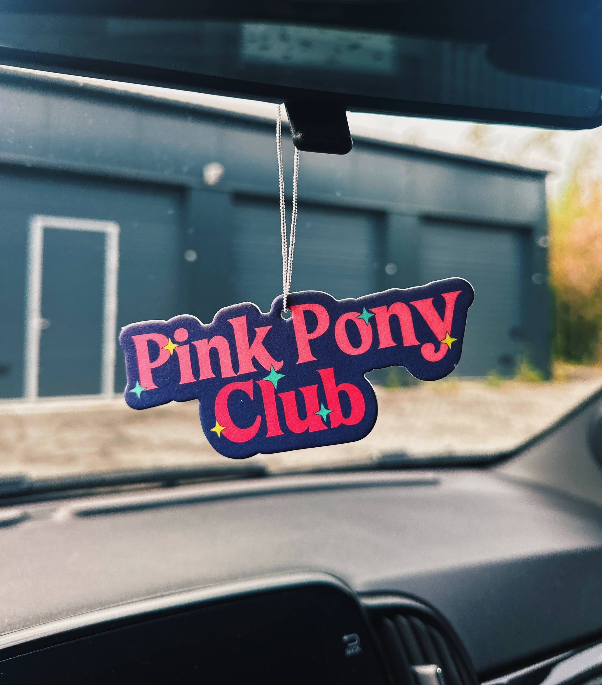 Pink Pony Club duftfrisker hængende i bil
