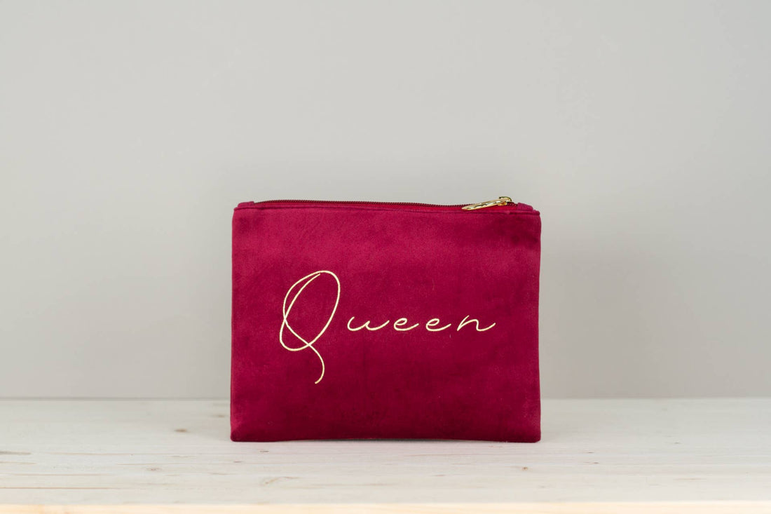 Queen rød makeuptaske i velour med guld skrift