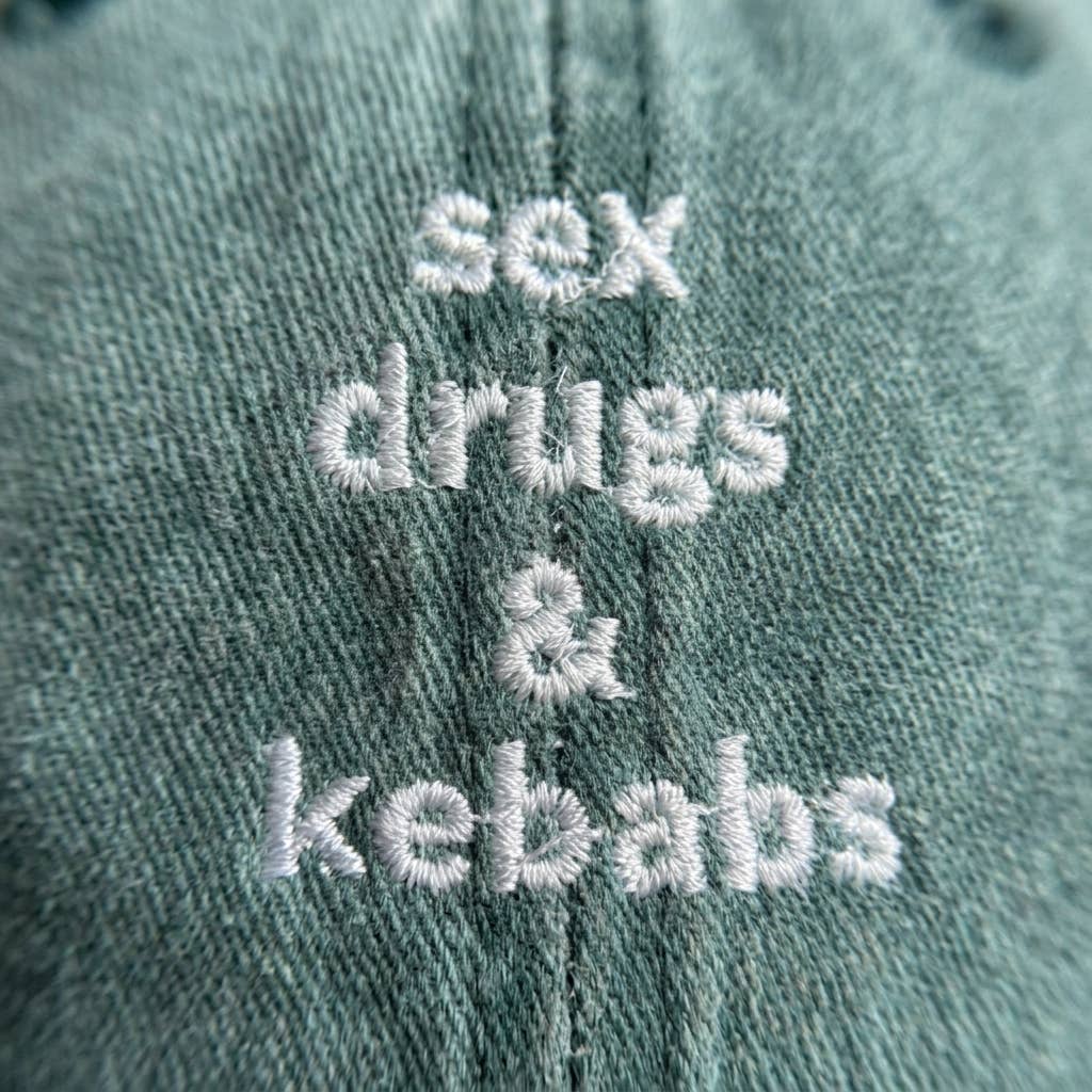 SEX DRUGS & KEBABS Grøn Broderet Kasket økologisk bomuld