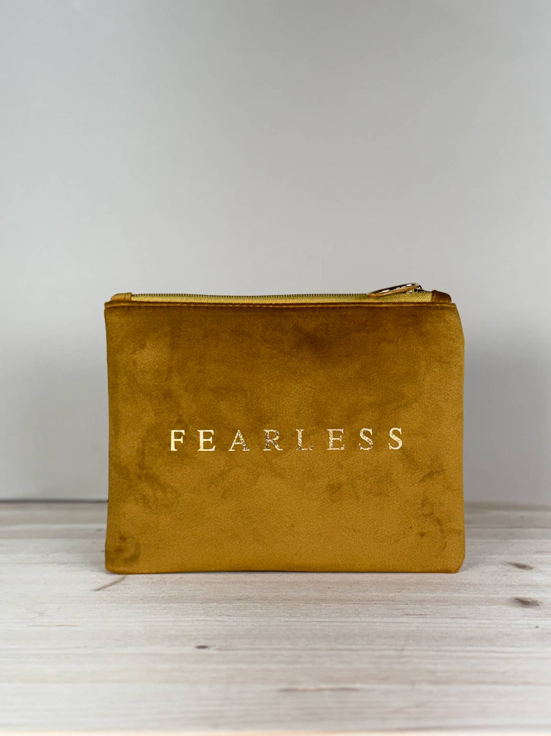 Fearless senepsgul makeuptaske i velour med guld skrift