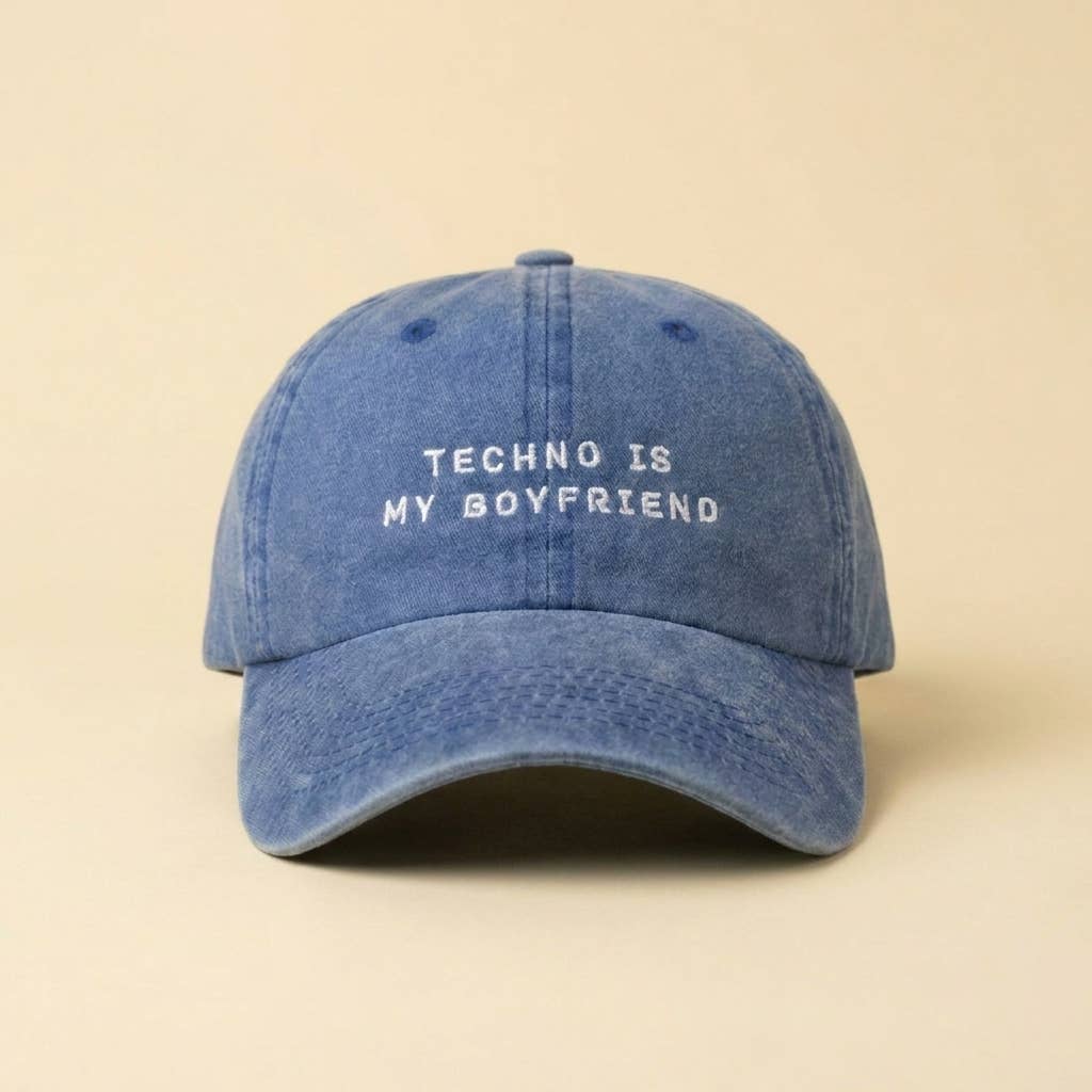 TECHNO IS MY BOYFRIEND Blå Broderet Kasket i Økologisk Bomuld