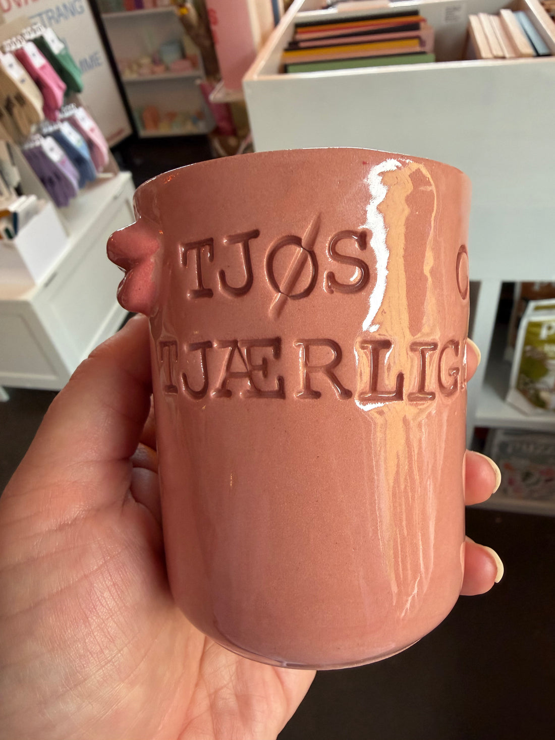 TJØS & TJÆRLIGHED krus i pink fra Bornholm