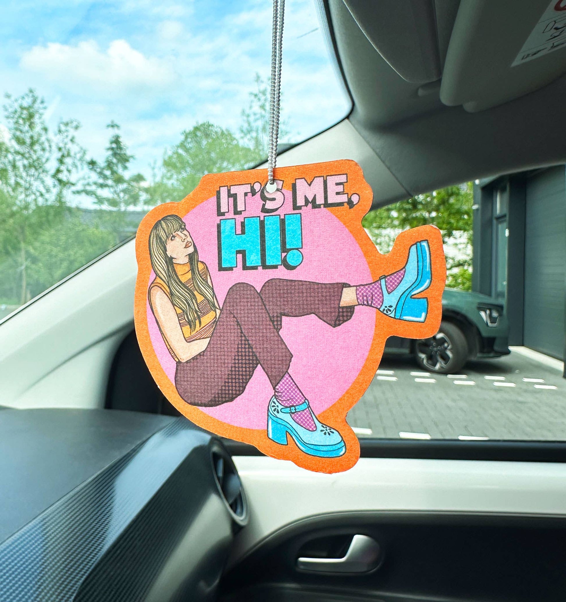 Taylor inspireret duftfrisker hængende i bil