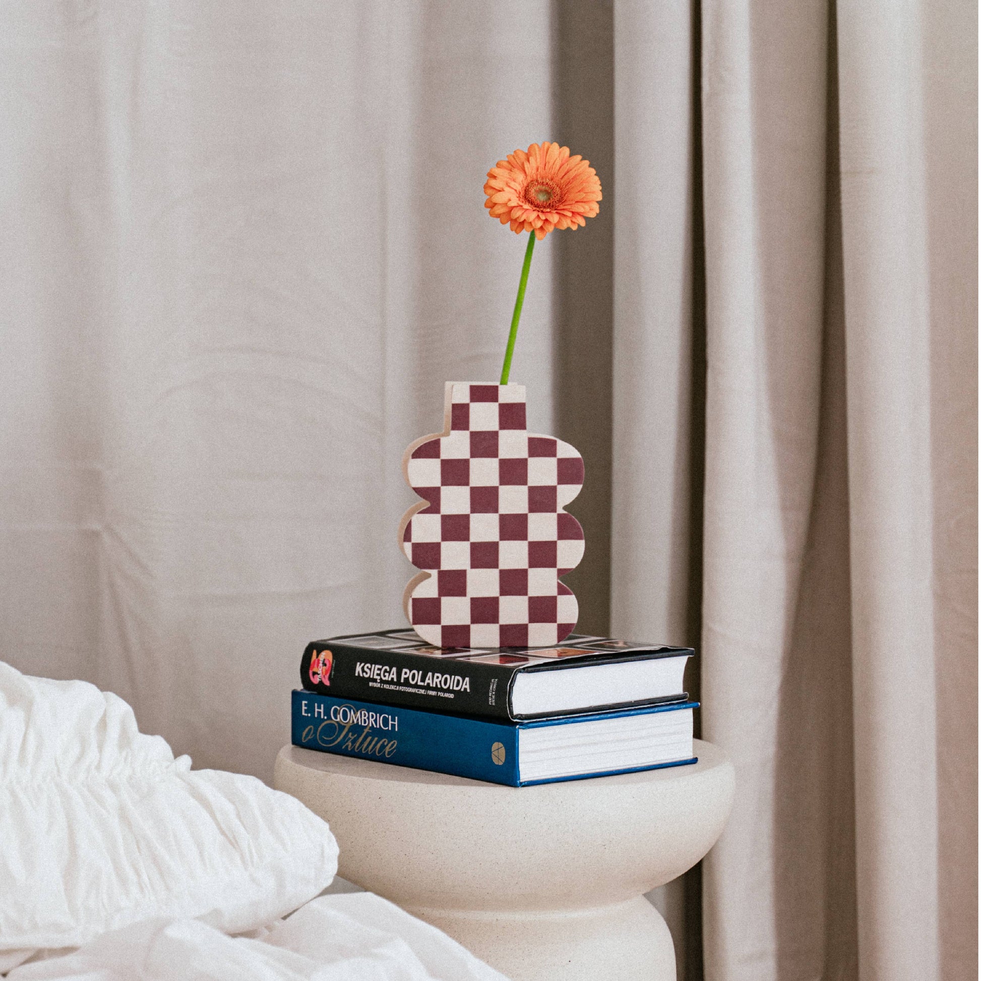 Ternet trævase med blomster på sengebord i eklektisk hjem