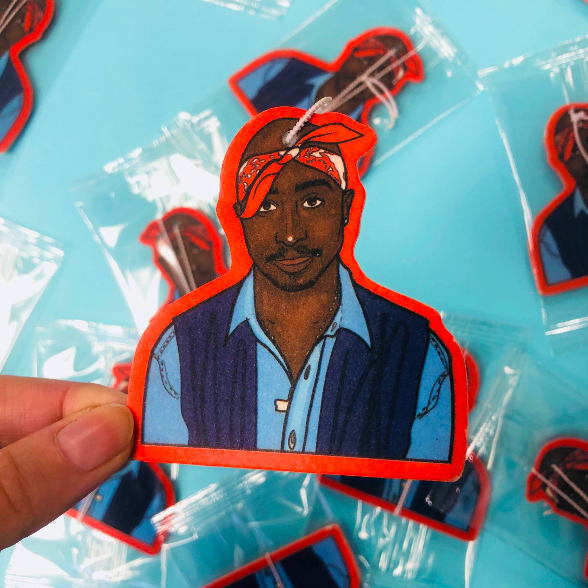 Tupac duftfrisker hængende i bil