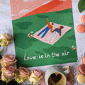 LOVE IS IN THE AIR Puslespil med 500 brikker – samlet puslespil på træbord med blomster og kop