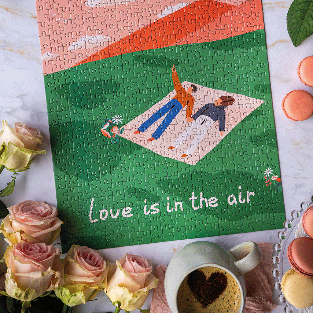 LOVE IS IN THE AIR Puslespil med 500 brikker – samlet puslespil på træbord med blomster og kop