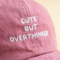 CUTE BUT OVERTHINKER Lyserød Broderet Kasket, nærbillede af CUTE BUT OVERTHINKER-broderi