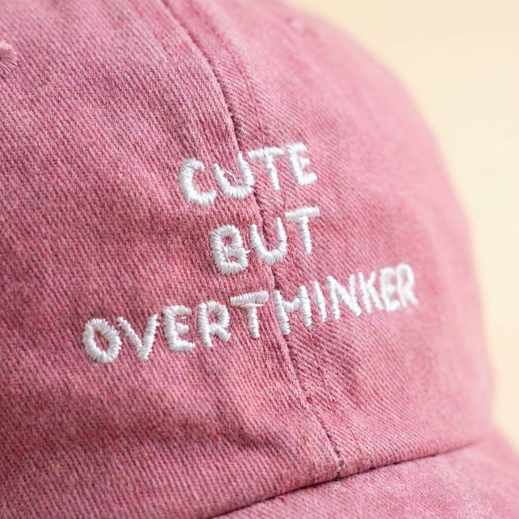 CUTE BUT OVERTHINKER Lyserød Broderet Kasket, nærbillede af CUTE BUT OVERTHINKER-broderi