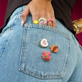 badass babe fersken pin
