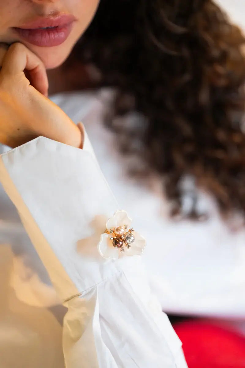 Åben blomst knappeskjuler på skjorte i hverdagslook