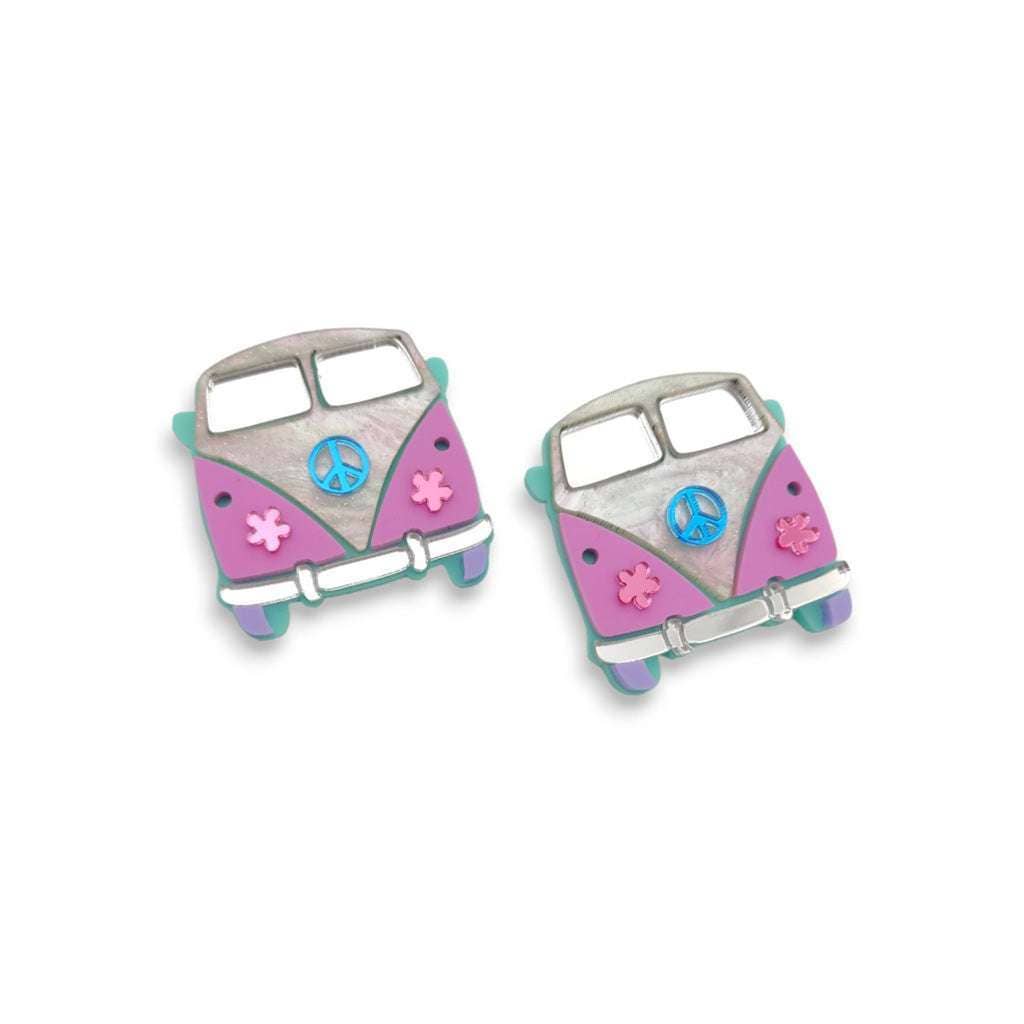 PASTEL HIPPIEBUS Øreringe. Inspirationsbillede: To pastelbusøreringe med blomster og fredstegn.