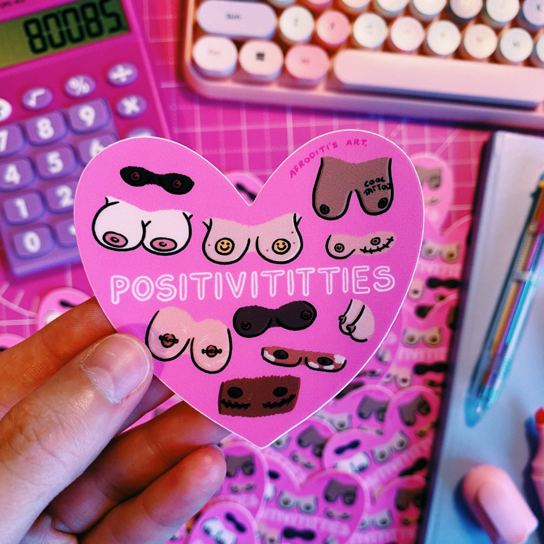 body positivity klistermærke på laptop