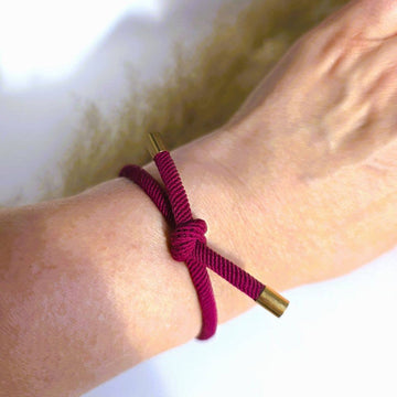 BORDEAUX Hårelastik og armbånd båret som armbånd om håndleddet.