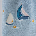 HAVBLÅ SEJLBÅDE Håndklæde 50x100 cm. Design med broderede sejlbåde og små maritime detaljer på en havblå bund.