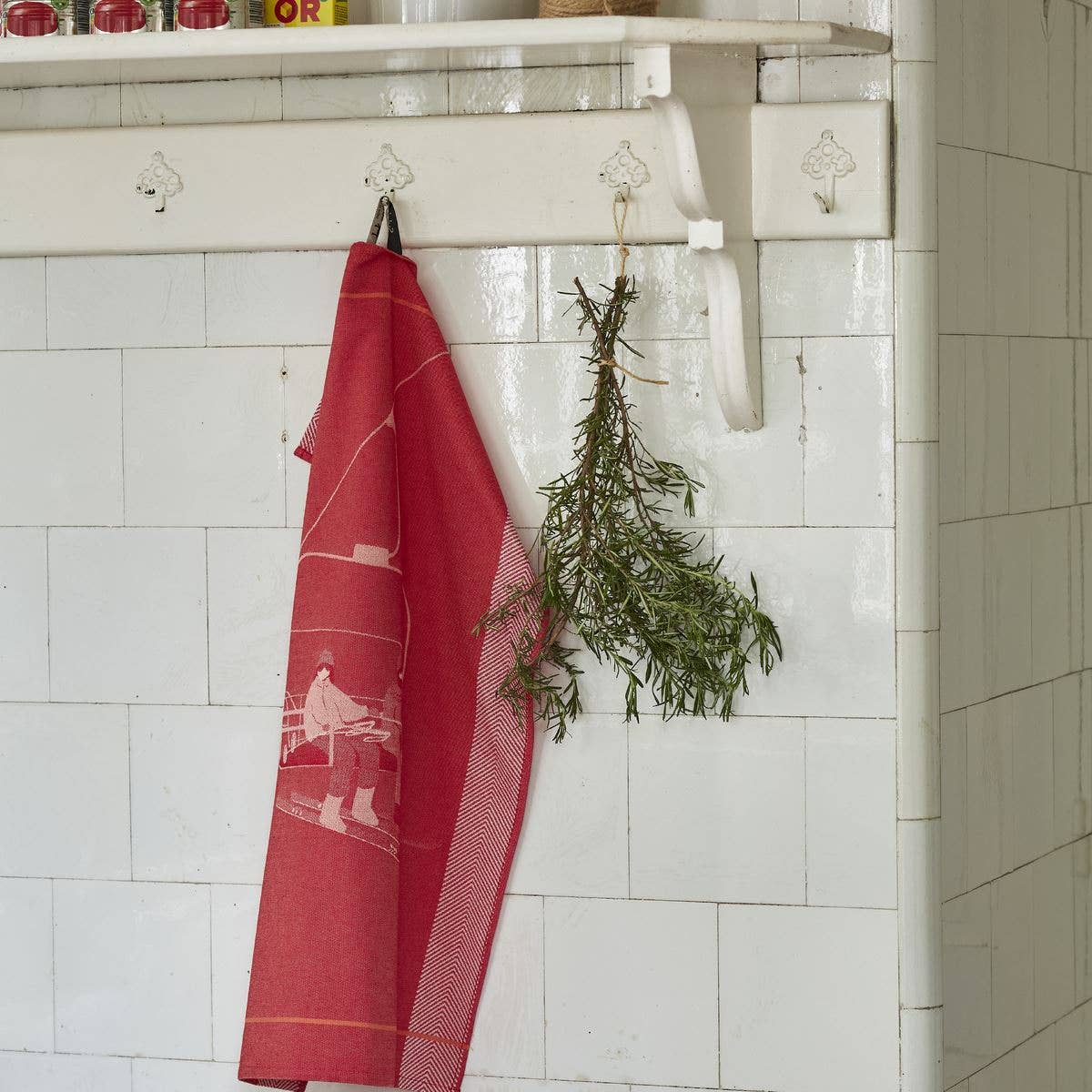 RØD SKILIFT Viskestykke. Design med en rød bund med et lyst skiliftmotiv og fine striber.