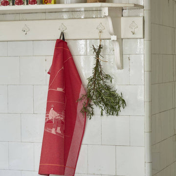 RØD SKILIFT Viskestykke. Design med en rød bund med et lyst skiliftmotiv og fine striber.