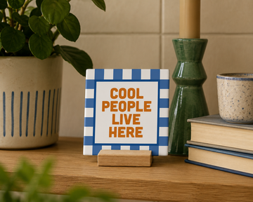 COOL PEOPLE LIVE HERE Tern Dekorativ Flise
