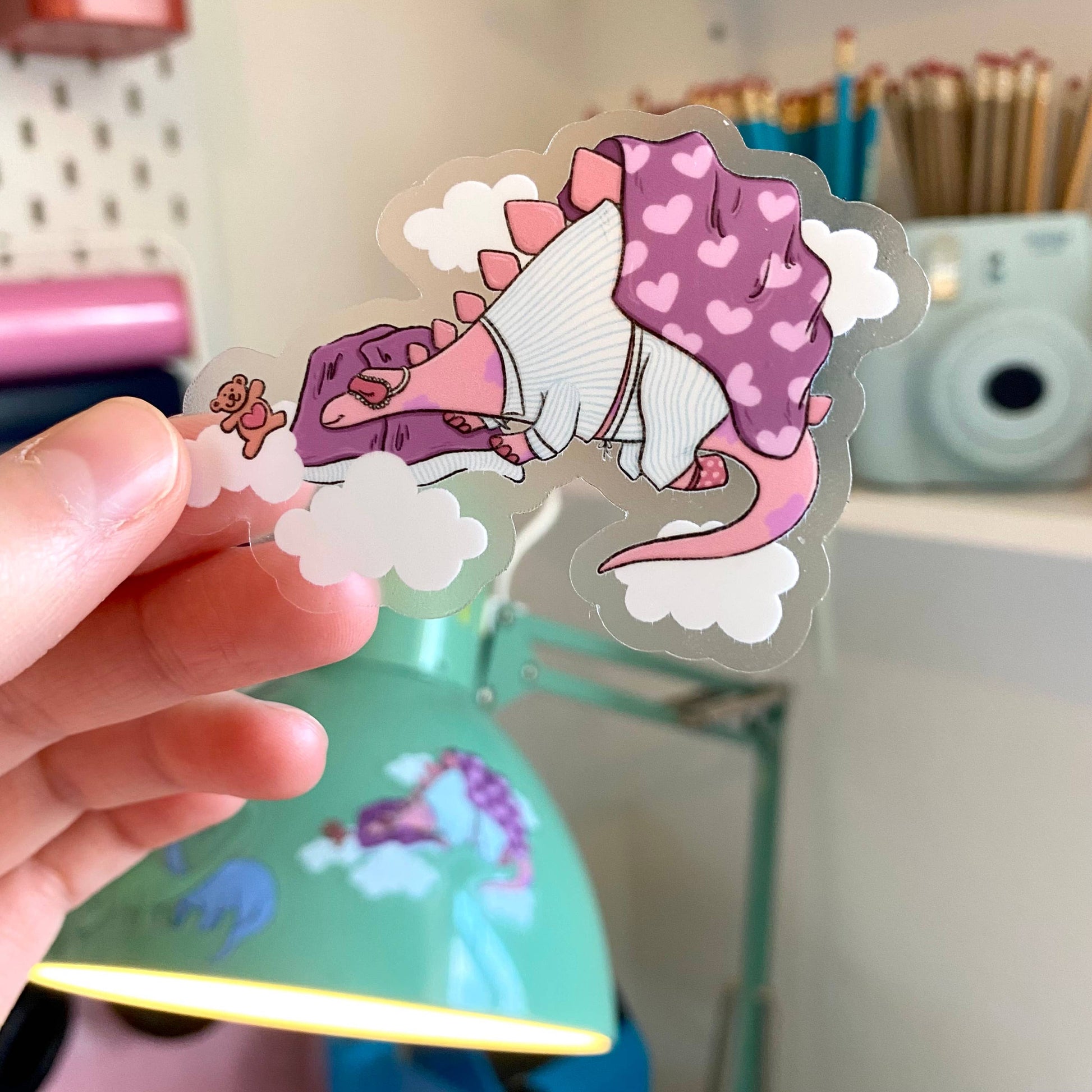 cute dinosaur klistermærke på laptop i hjemmekontor